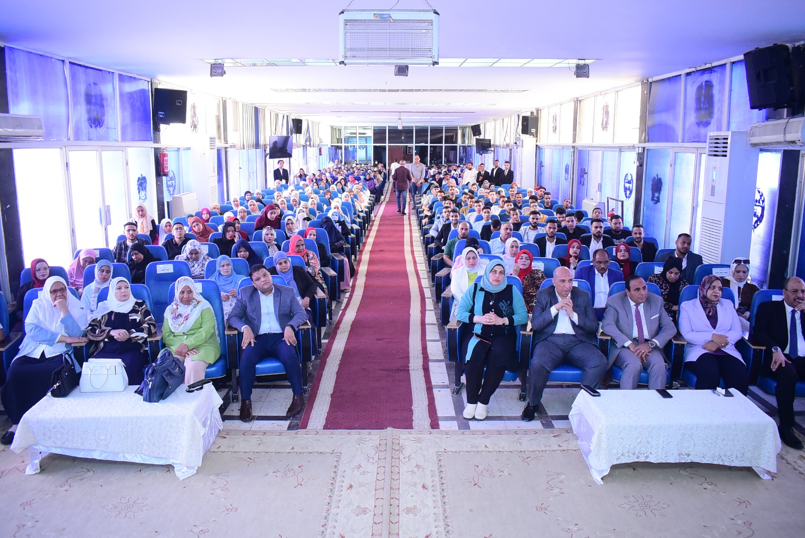 الحضور بالمؤتمر 