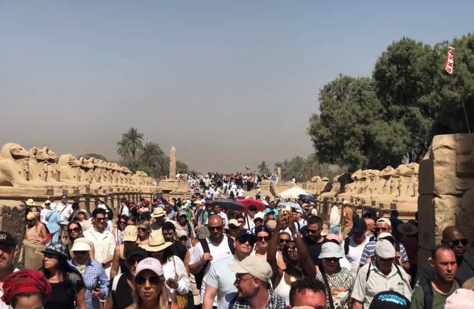 الإقبال السياحى الكبير من حول العالم بمعابد الكرنك والأقصر الإقبال السياحى الكبير من حول العالم بمعابد الكرنك والأقصر