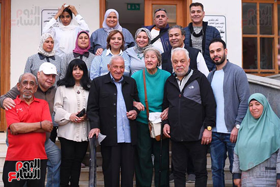 نزلاء دار المسنين بصحبة أشرف زكي