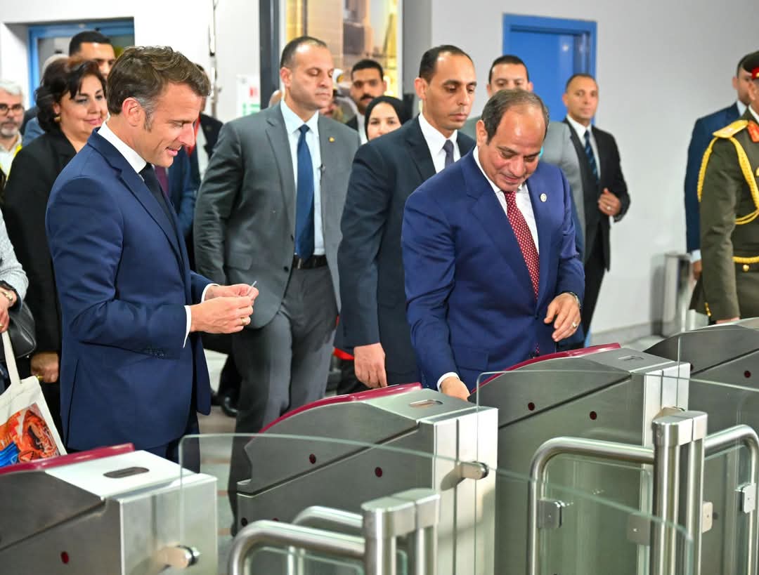 الرئيس السيسى والرئيس الفرنسى يستقلان المترو