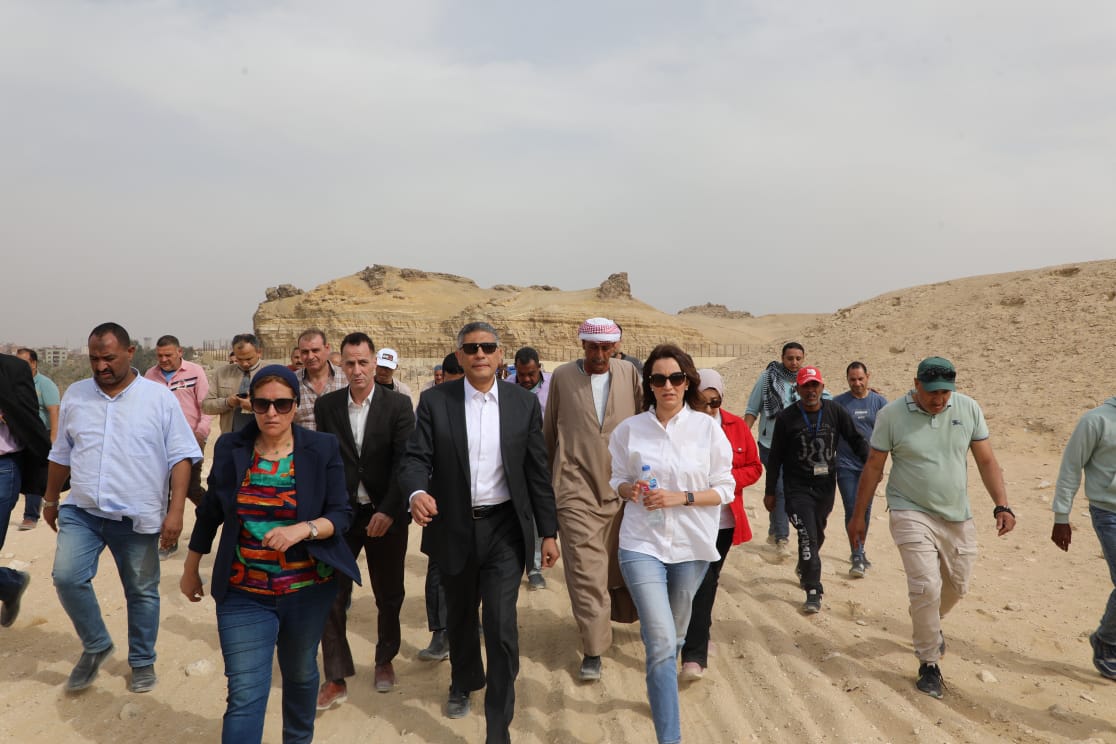 جانب من زيارة المحافظ جانب من زيارة المحافظ