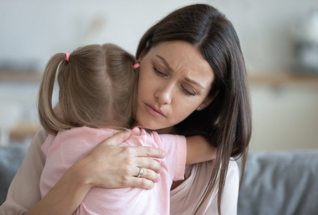 احتضان طفلة احتضان طفلة