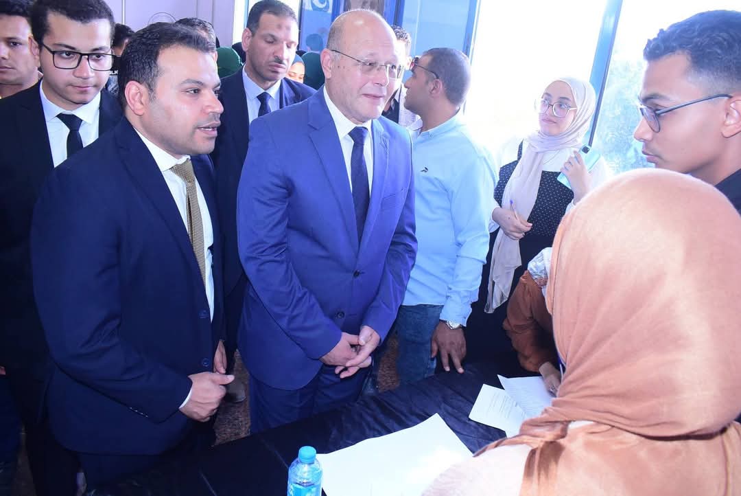 جولة رئيس الجامعة في معرض الشركات المشاركة