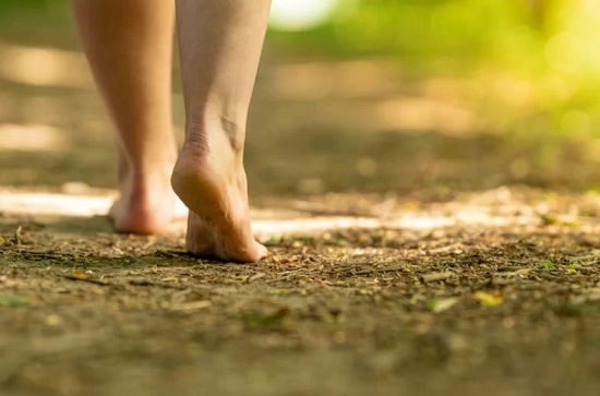 المشى بدون حذاء المشى بدون حذاء