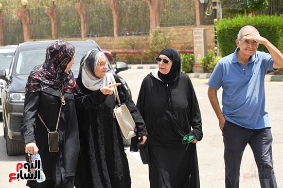 السيدات يحضرن الجنازة السيدات يحضرن الجنازة