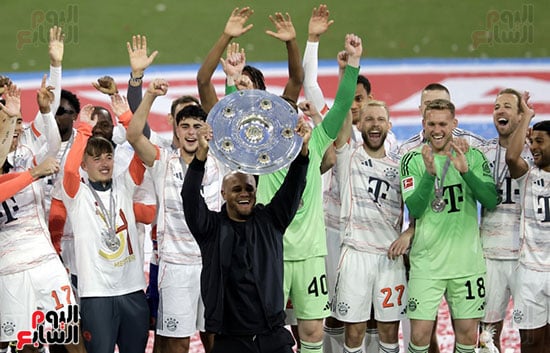 فينسنت كومباني مدرب بايرن ميونخ يرفع درع الدوري الألماني فينسنت كومباني مدرب بايرن ميونخ يرفع درع الدوري الألماني