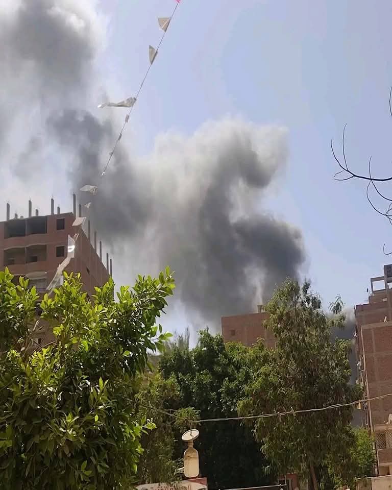 حريق داخل مصنع فى مدينة السلام (2)