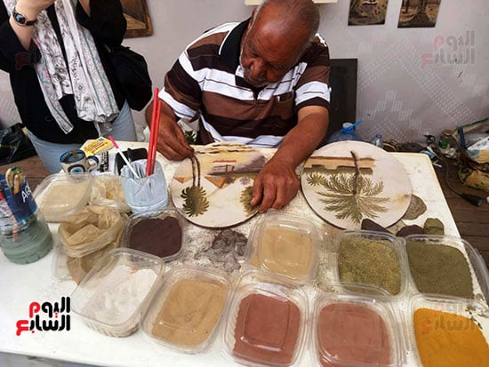احمد يرسم برمل الواحات احمد يرسم برمل الواحات