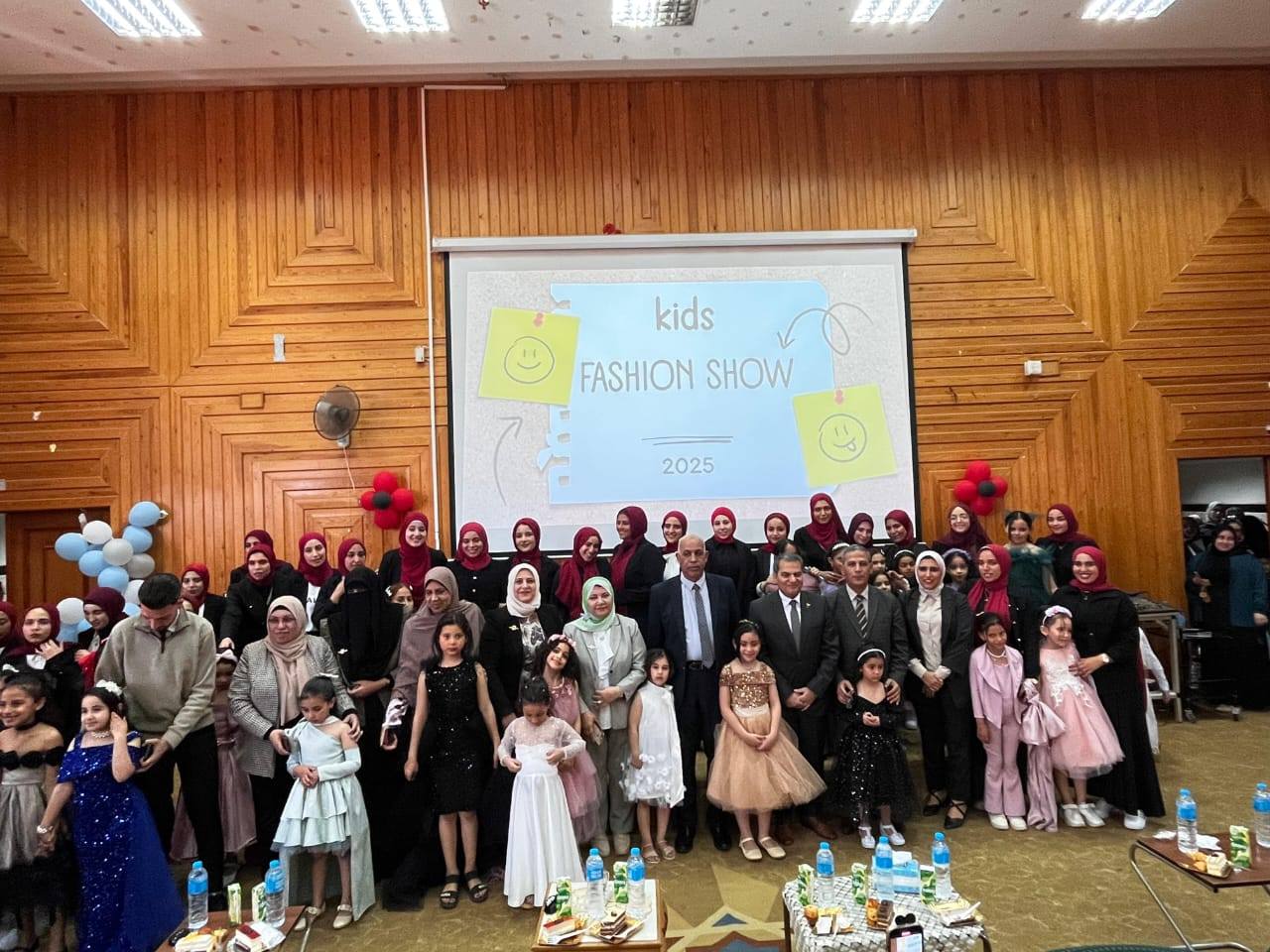 الطفلات يرتدين الملابس عقب انتهاء العرض الطفلات يرتدين الملابس عقب انتهاء العرض