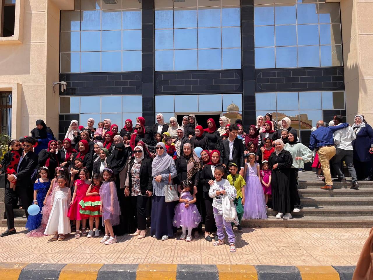 الطالبات والطفلات المشاركات في العرض الطالبات والطفلات المشاركات في العرض