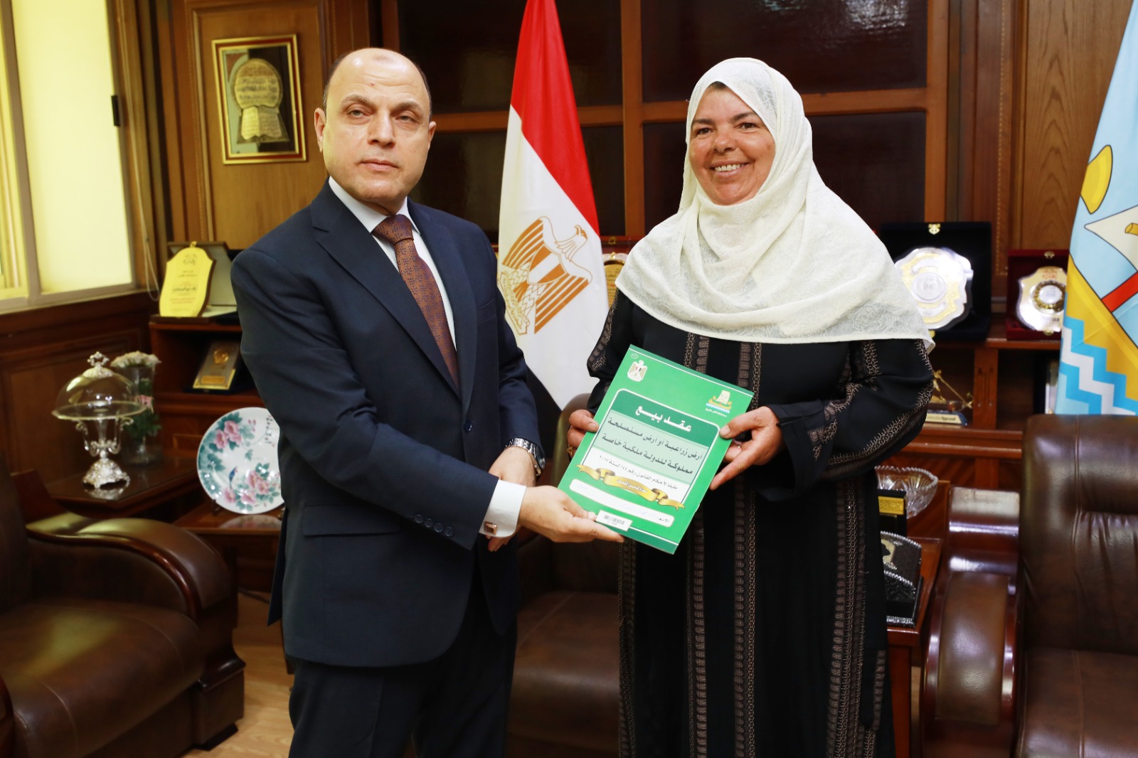 محافظ كفر الشيخ يسلم عقد تقنين لسيدة