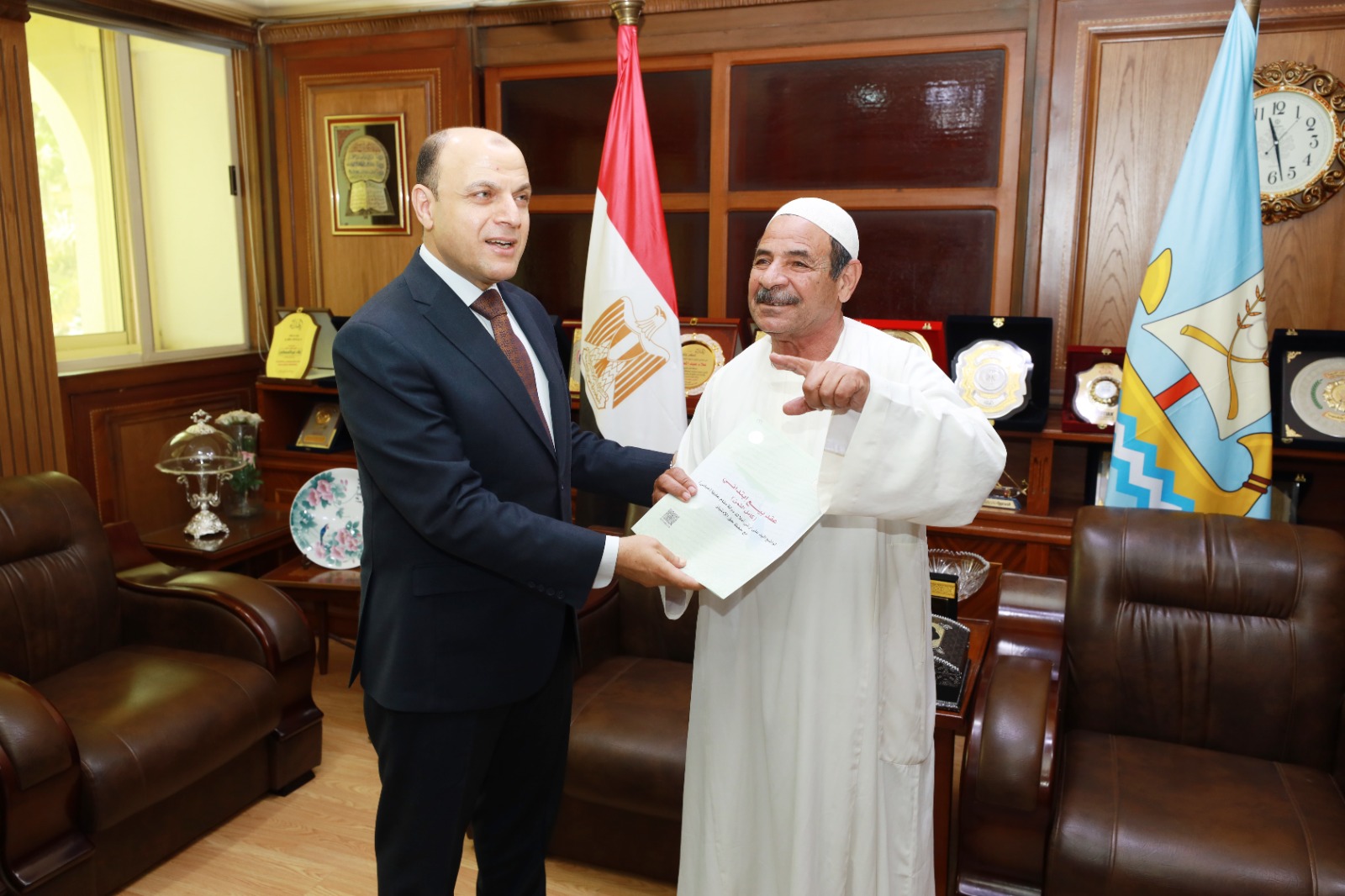 مواطن يشيد بالإجراءات الميسرة لتسليم عقود التقنين