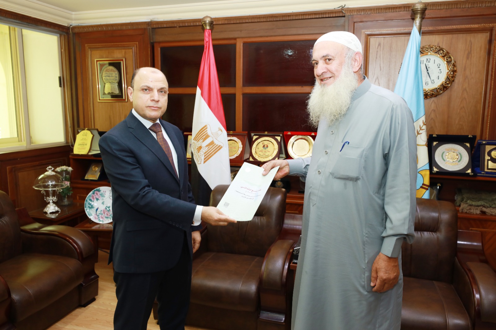 مواطن يتسلم عقد تقنين