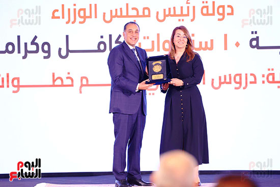 رئيس الوزراء يكرم غادة والى وزيرة التضامن الأسبق رئيس الوزراء يكرم غادة والى وزيرة التضامن الأسبق