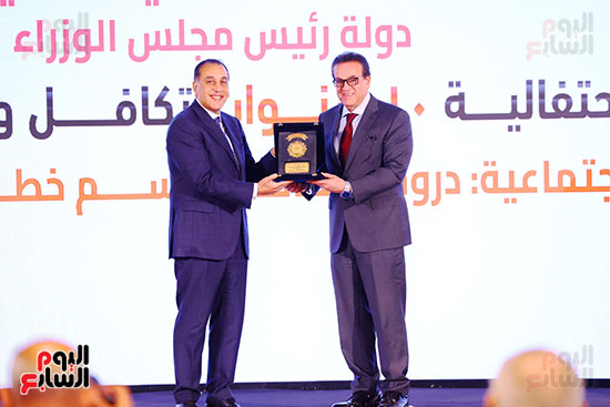 رئيس الحكومة يكرم الدكتور خالد عبد الغفار نائب رئيس مجلس الوزراء رئيس الحكومة يكرم الدكتور خالد عبد الغفار نائب رئيس مجلس الوزراء