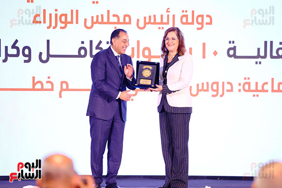 رئيس الوزراء يكرم الدكتورة هالة السعيد رئيس الوزراء يكرم الدكتورة هالة السعيد