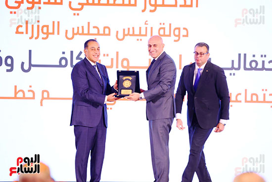 رئيس الوزراء يكرم محمد عبد اللطيف وزير التربية والتعليم رئيس الوزراء يكرم محمد عبد اللطيف وزير التربية والتعليم