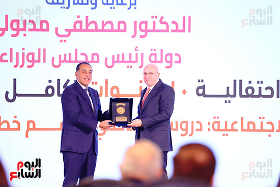 رئيس الحكومة يكرم الدكتور عادل عدوى رئيس الحكومة يكرم الدكتور عادل عدوى