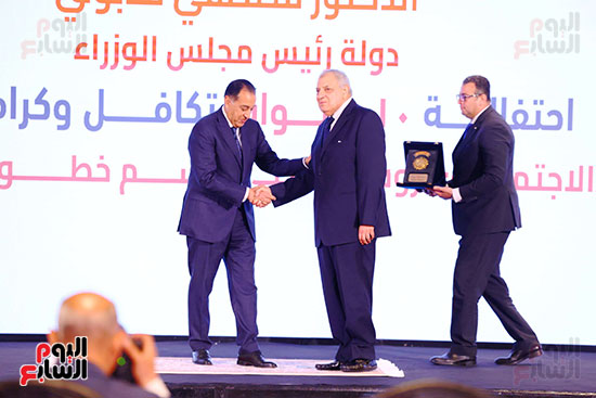 رئيس مجلس الوزراء يكرم المهندس إبراهيم محلب رئيس مجلس الوزراء يكرم المهندس إبراهيم محلب