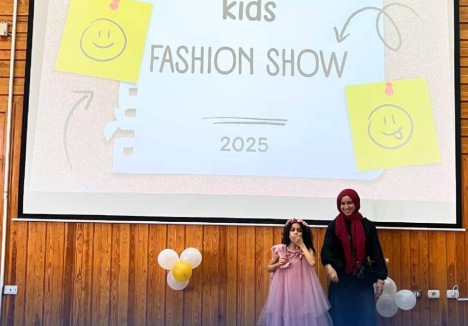 قبلة من طفلة للحضور أثناء عرضها قبلة من طفلة للحضور أثناء عرضها