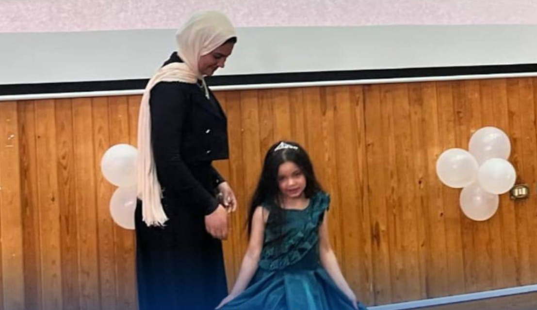 طفلة تبدع في عرض فستان مميز طفلة تبدع في عرض فستان مميز