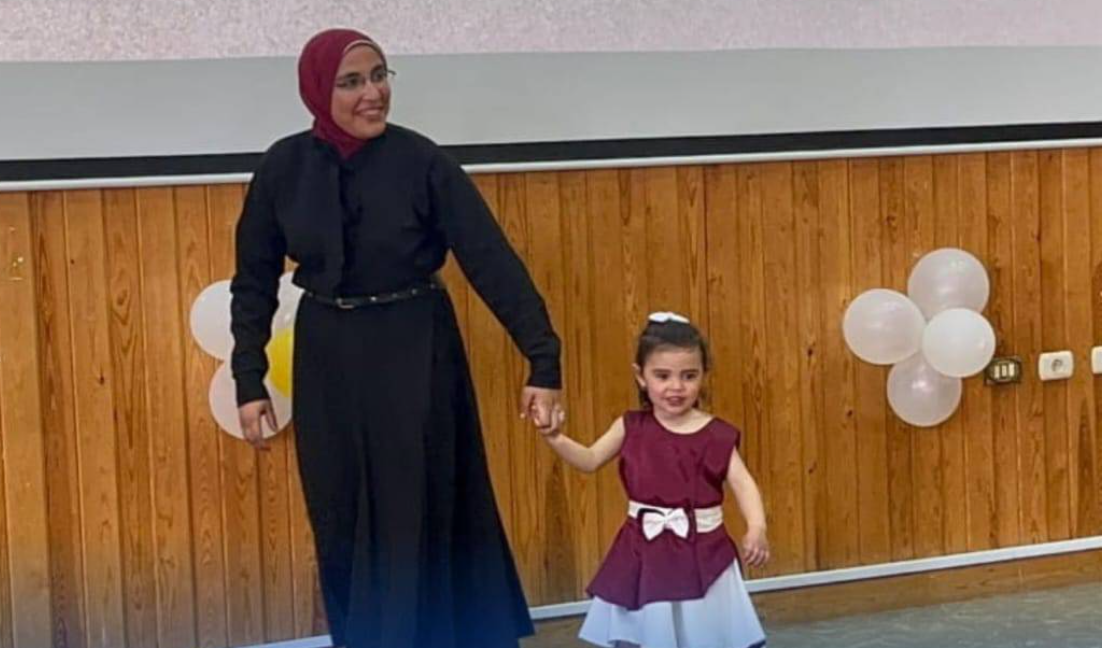 براءة طفلة خلال عرضها لفستان تصميم طالبة براءة طفلة خلال عرضها لفستان تصميم طالبة