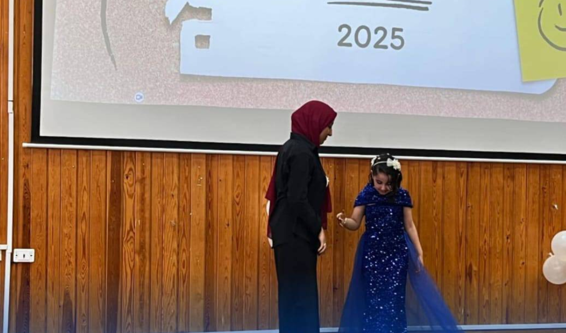 طفلة تعرض فستان سواريه مميز طفلة تعرض فستان سواريه مميز