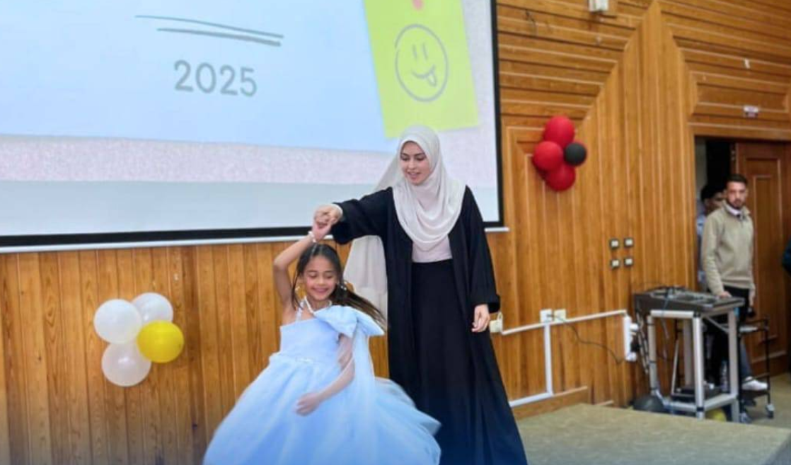 سعادة طفلة لعرضها فستان من خامات البيئة سعادة طفلة لعرضها فستان من خامات البيئة