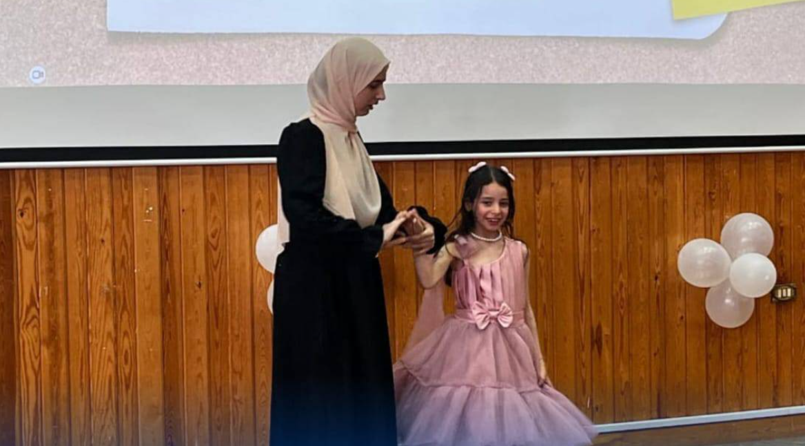 جمال طفلة خلال عرضها لفستان جمال طفلة خلال عرضها لفستان