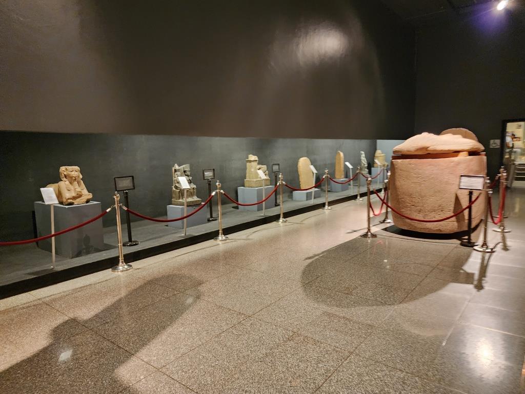 التماثيل المعروضة منذ 50 سنة فى متحف الأقصر