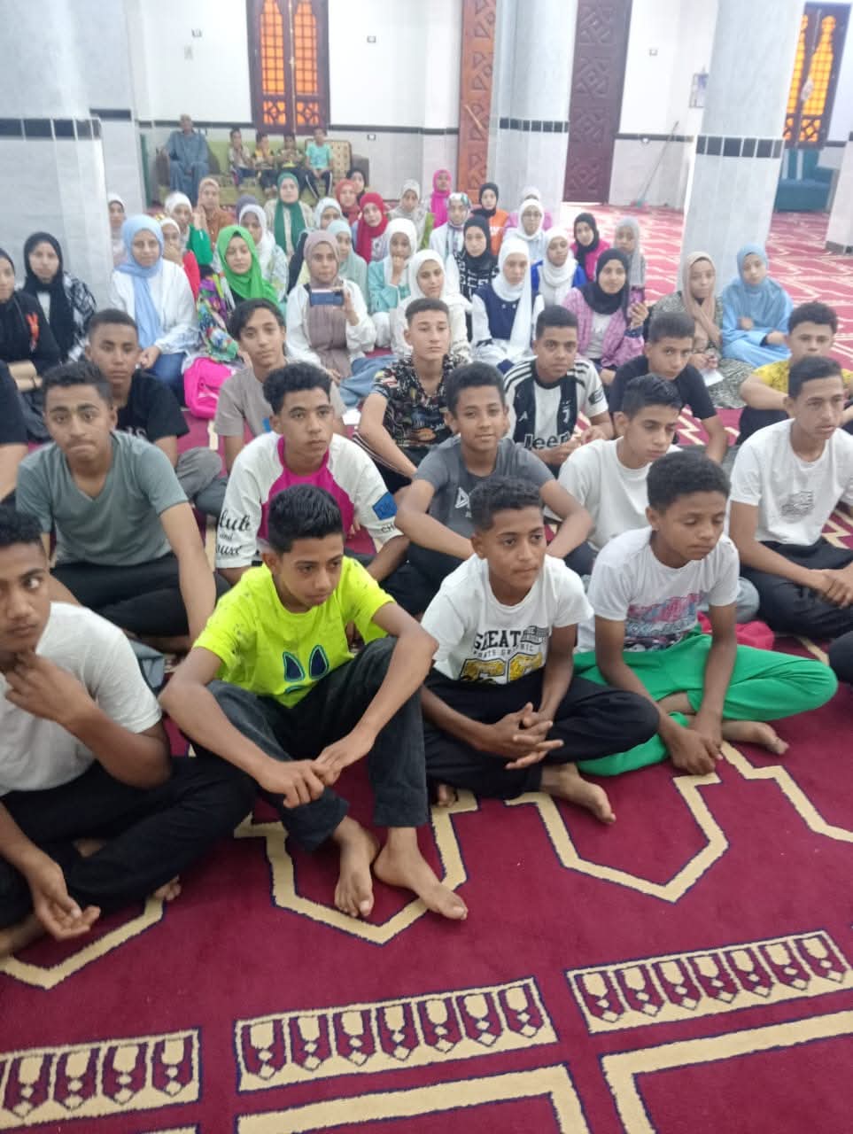 طلاب الشهادة الاعدادية داخل مسجد قرية الراشدة طلاب الشهادة الاعدادية داخل مسجد قرية الراشدة