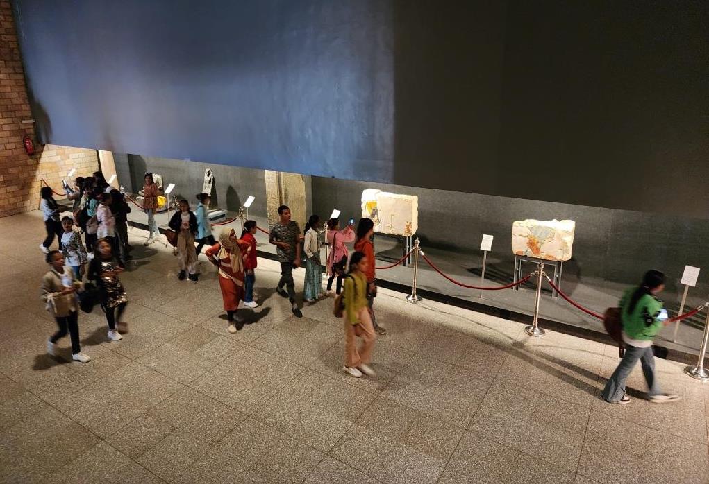 جانب من زيارات السياح والطلبة للمتحف يومياً