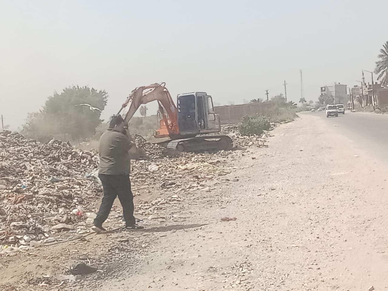 رفع الإشغالات والأكوام الصلبة على طول طريق 21 الصف حلوان