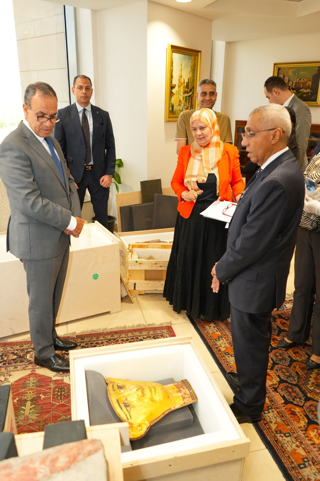 د. بدر عبد العاطي يحضر استعادة قطع أثرية مصرية د. بدر عبد العاطي يحضر استعادة قطع أثرية مصرية