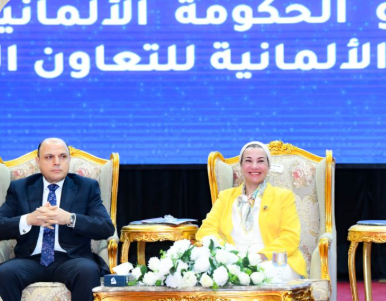 وزيرة البيئة ومحافظ كفر الشيخ خلال المؤتمر 