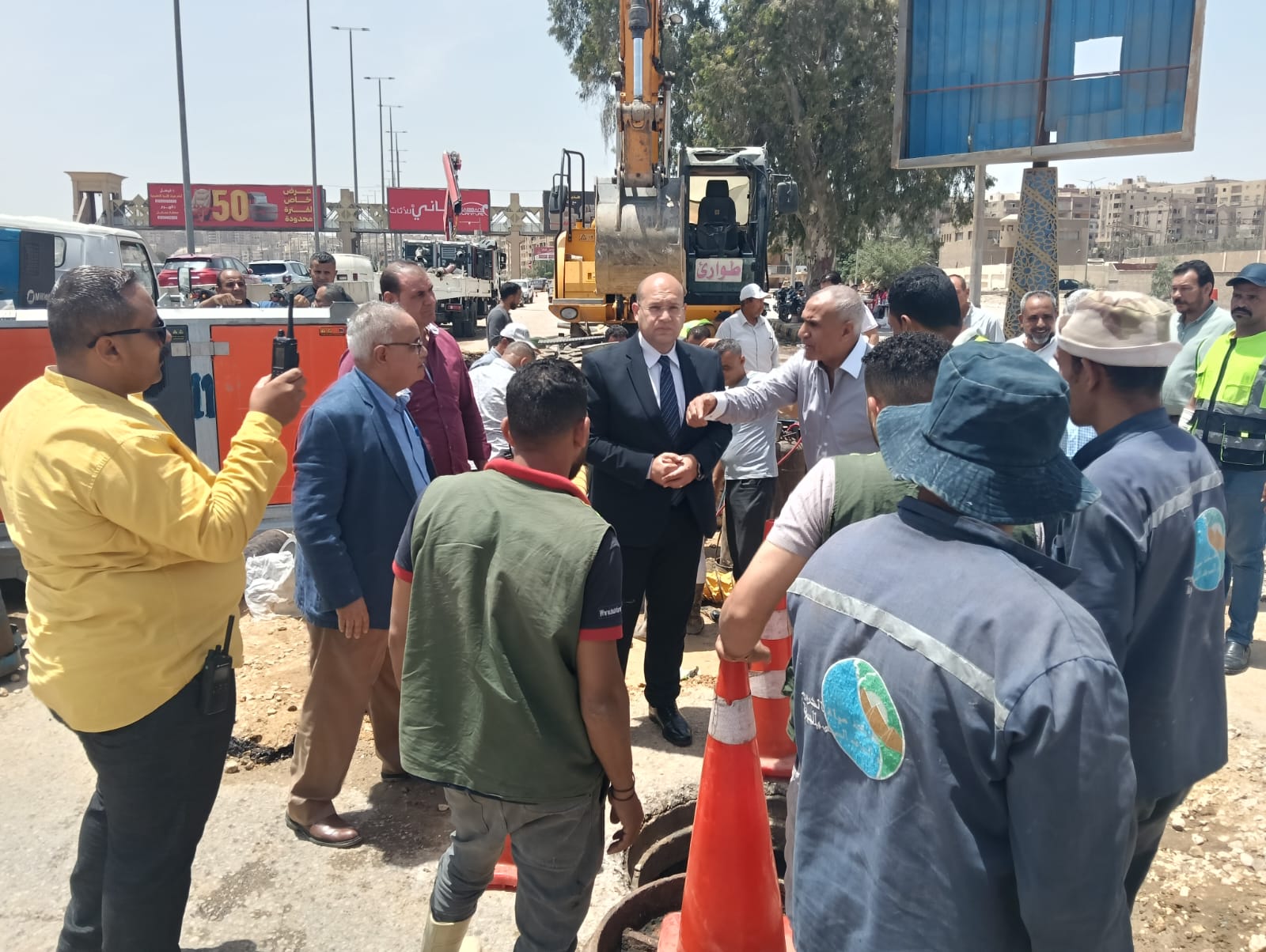 نائب محافظ الجيزة يتفقد أعمال إصلاح خط المياه بهضبة الأهرام (1)