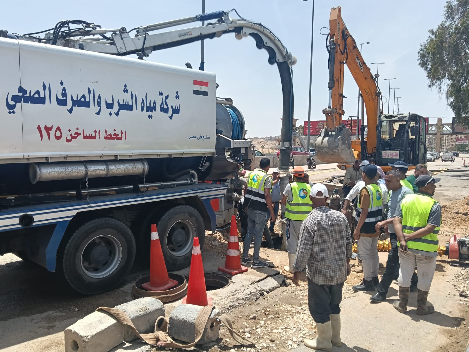 نائب محافظ الجيزة يتفقد أعمال إصلاح خط المياه بهضبة الأهرام (3)