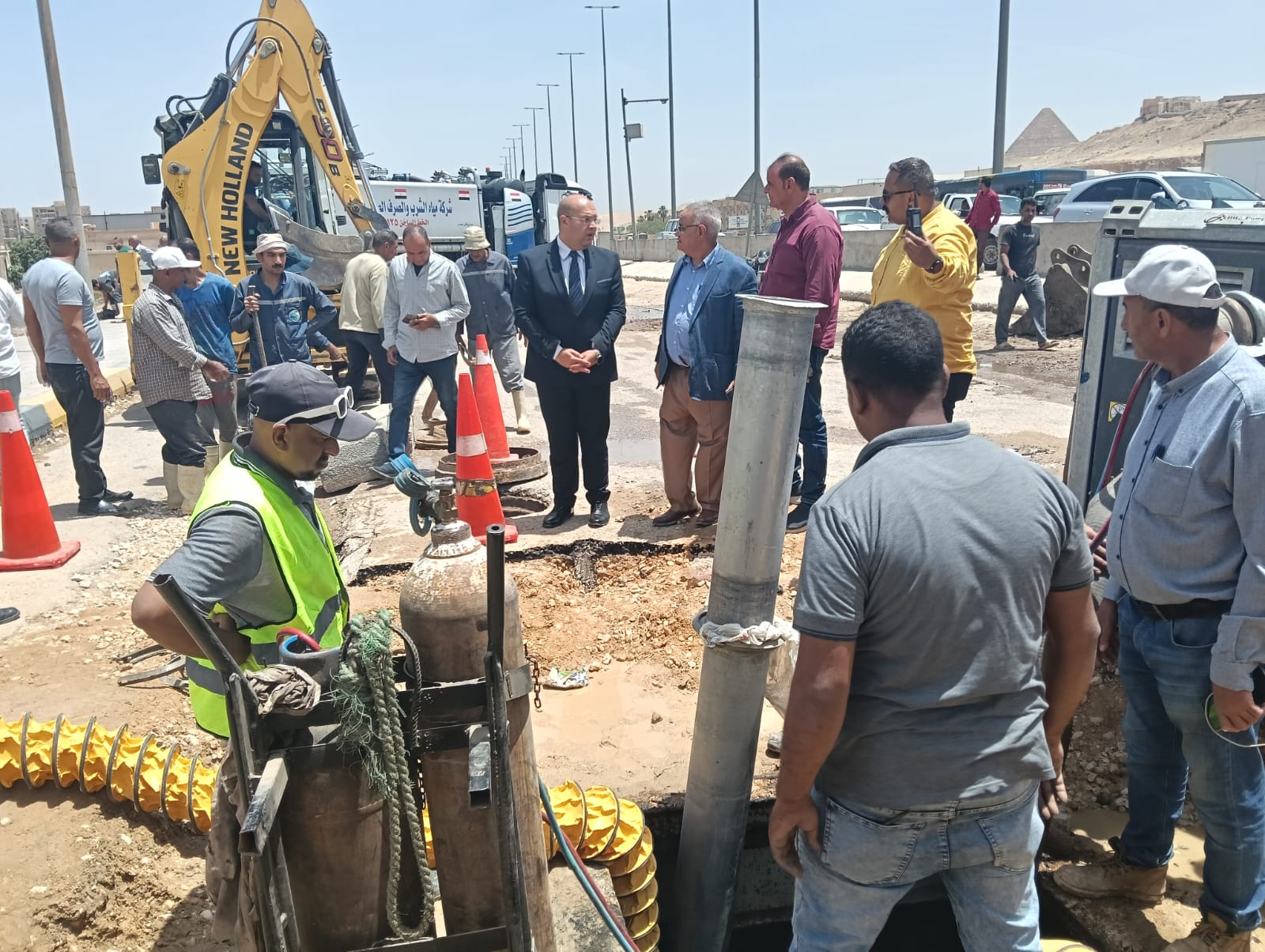 نائب محافظ الجيزة يتفقد أعمال إصلاح خط المياه بهضبة الأهرام (4)