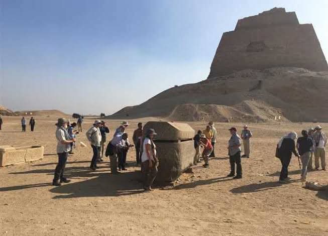 السياح يزورون هرم ميدوم السياح يزورون هرم ميدوم
