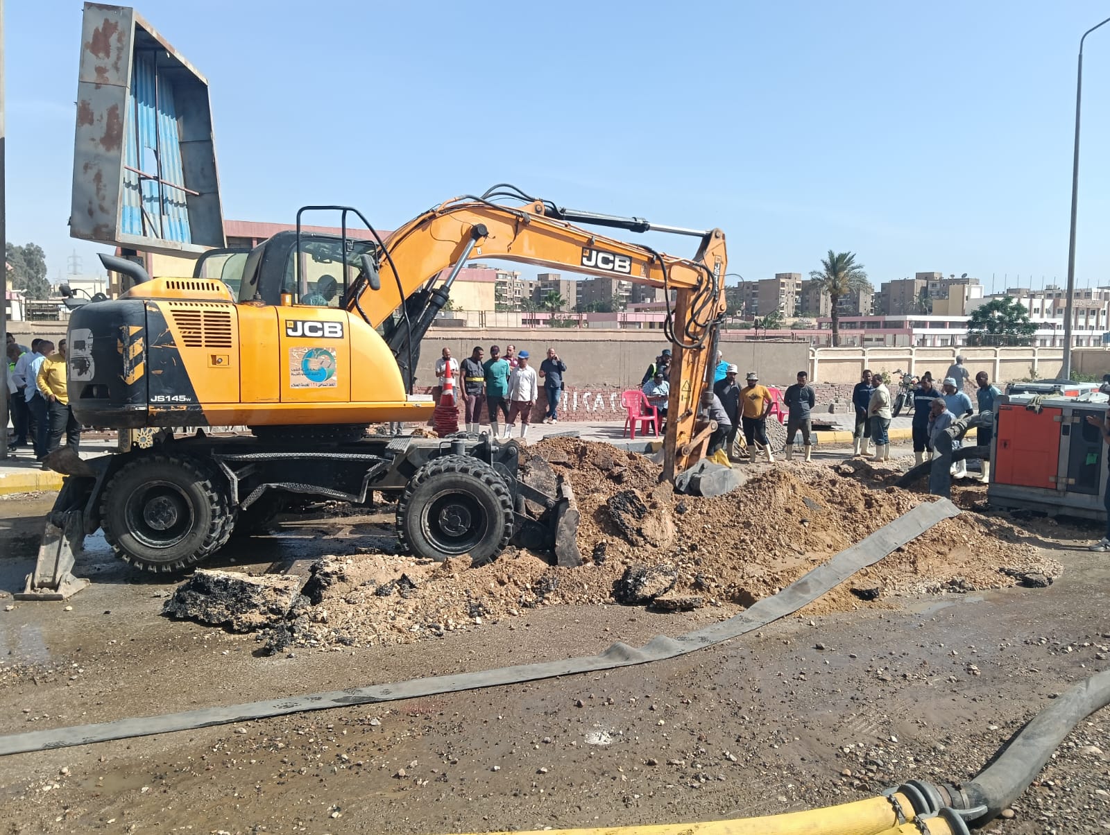 نائب محافظ الجيزة يتفقد أعمال إصلاح خط المياه بهضبة الأهرام (6)