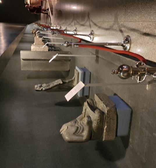 عرض بديع لتماثيل وقطع تاريخية بالمتحف