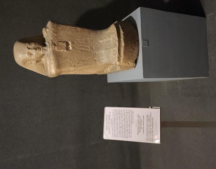 احدي التماثيل المتميزة داخل متحف الأقصر