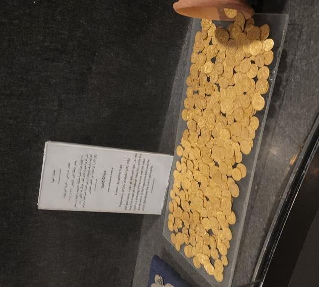 جرة بداخلها عملات ذهبية محفوظة داخل المتحف