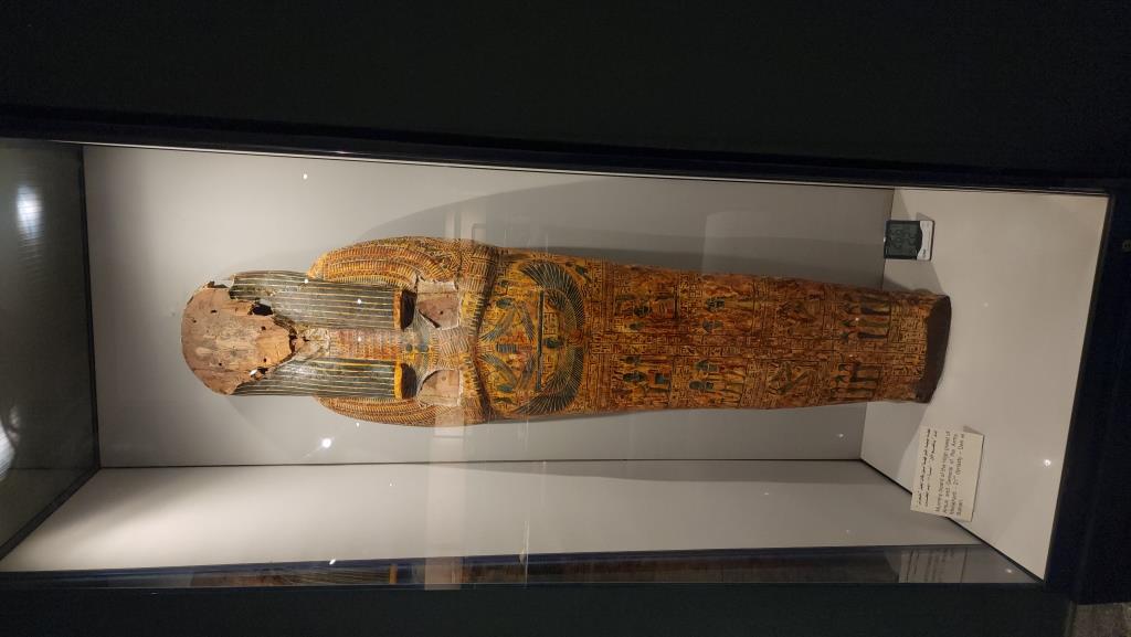 أحد التوابيت المتواجدة داخل المتحف لحفظ المومياوات
