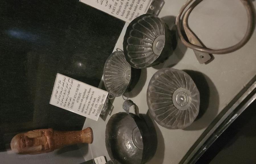 جانب من الأوانى بمنازل الملوك والملكات