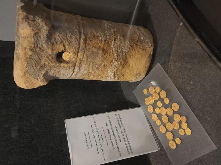 عرض عملات ذهبية تعود للعصور القديمة بالمتحف