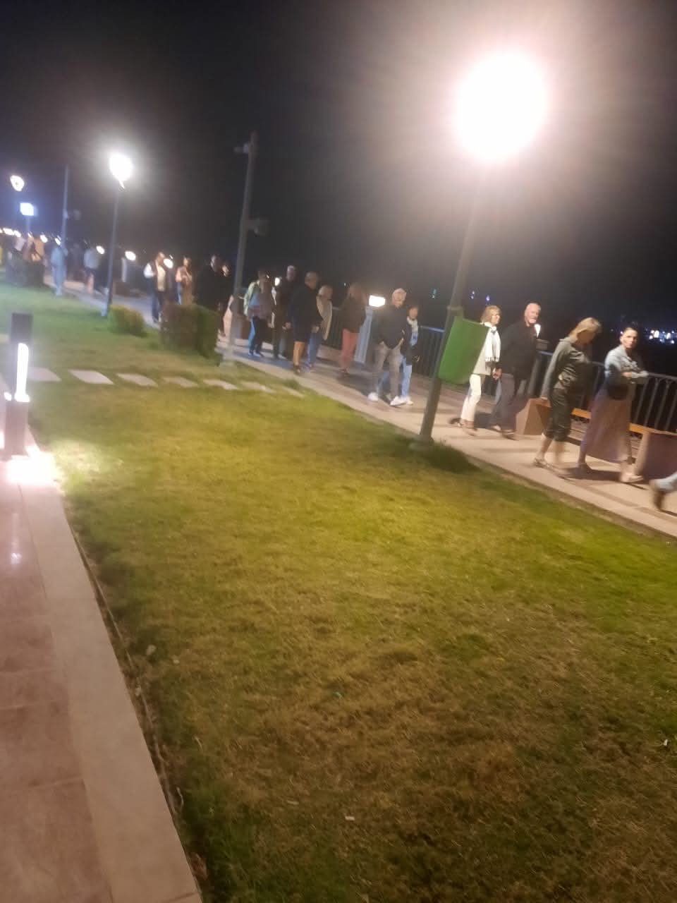 جولة السياح داخل الممشى السياحي جولة السياح داخل الممشى السياحي