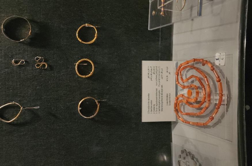 قلائد ومشغولات ذهبية للملكات فى العصور القديمة