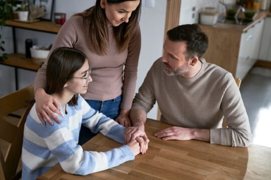 طفلة في سن المراهقة طفلة في سن المراهقة