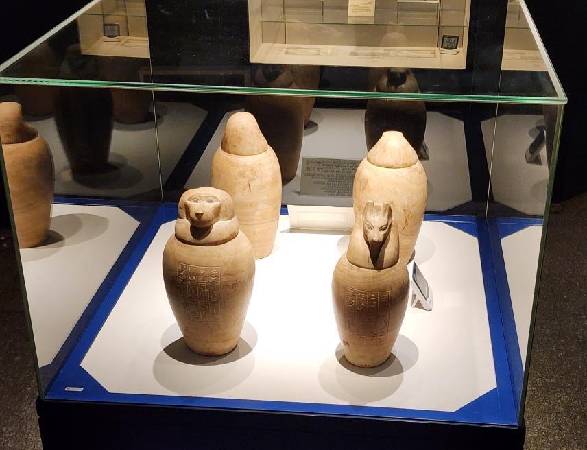 الأوانى الكانوبية التى كانت تستخدم فى عملية التحنيط